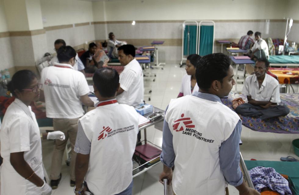 MSF medical team during morning rounds in Kala azar-HIV ward in Rajendra Memorial Research Institute(RMRI) Hospital in Patna, Bihar ©Javeed Shah/India